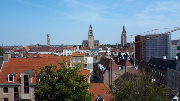 Buitenterras met zicht op binnenstad.
De Halletoren
Sint Salvatorkathedraal
Onze Lieve Vrouwekerk