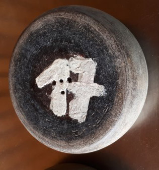 Foto van de krulbol. De krulbol is een ronde schijf gemaakt van geperste vezel. 