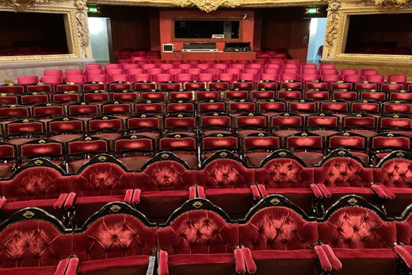 Bezoek aan de stadsschouwburg te Brugge 
De Theaterzaal.